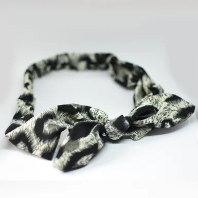 Ozdobna opaska do włosów elastyczna biała w panterkę