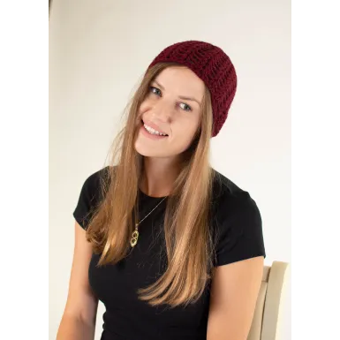 Czapka robiona na szydełku - kolor ciemno fioletowy/bordowy